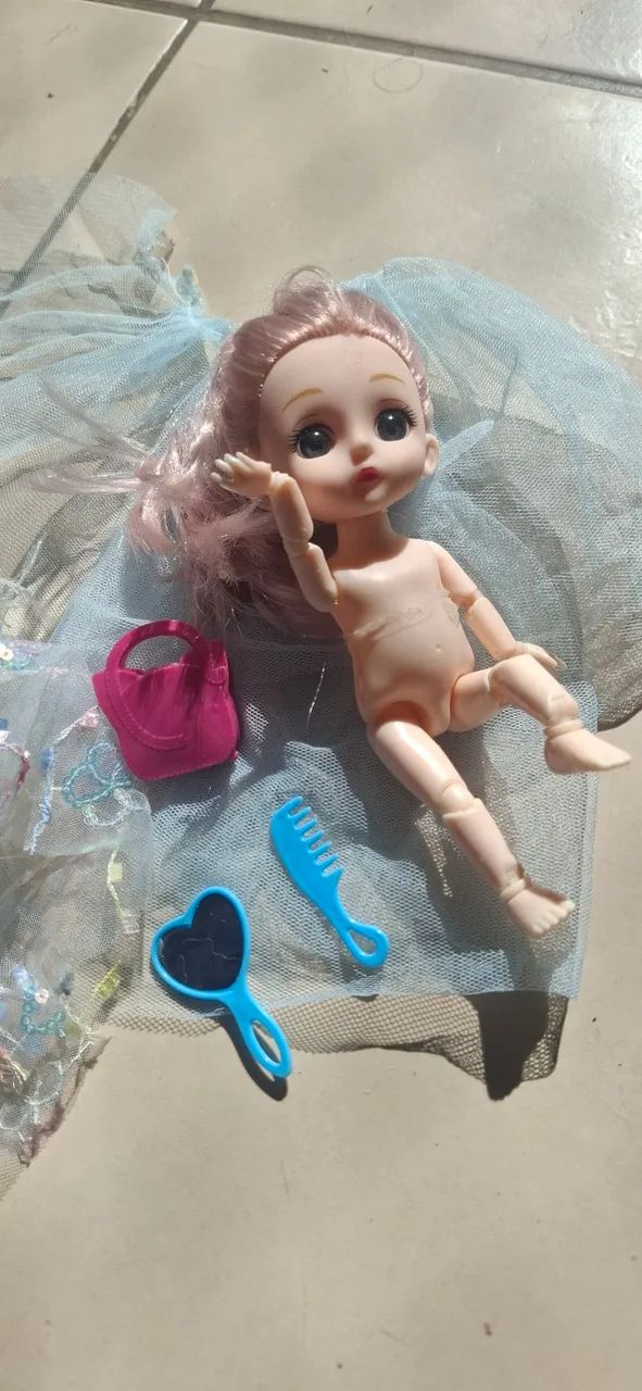 Boneca articulada com acessórios