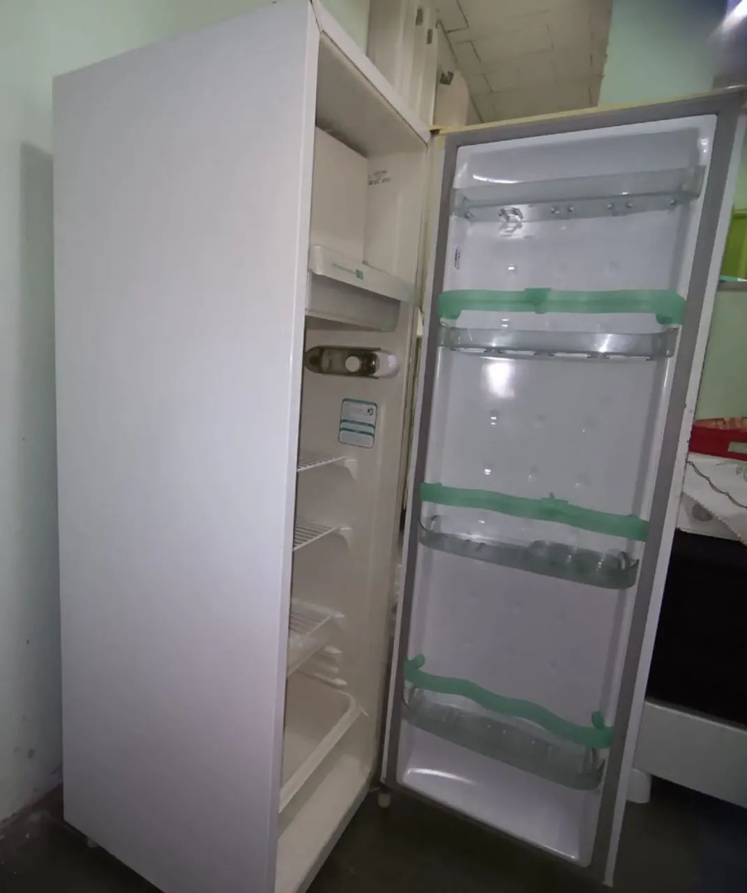 Geladeira Consul usada com marcas de uso