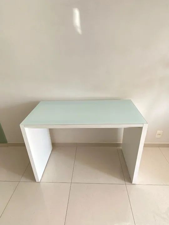 Escrivaninha branca TokStok com tampo de vidro - Foto 3