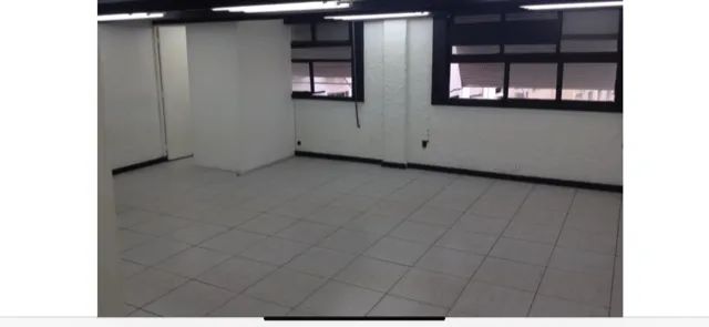 Meio Andar para aluguel tem 140 metros quadrados com 4 salas, uma delas um grande salão