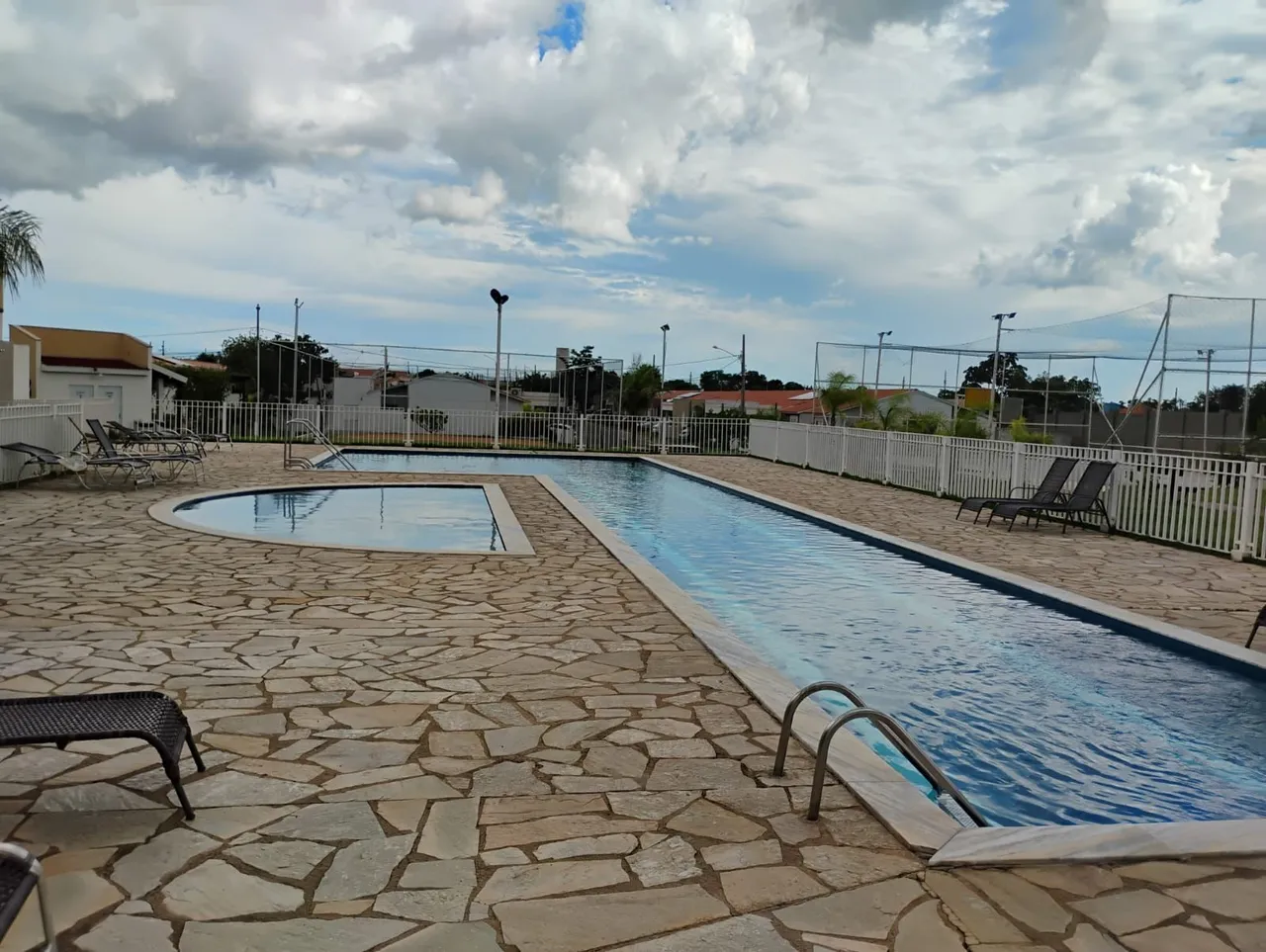 Se for Golpistas não atendo! Locação casa valor:R$2.400 já incluso condomínio+ e iptu