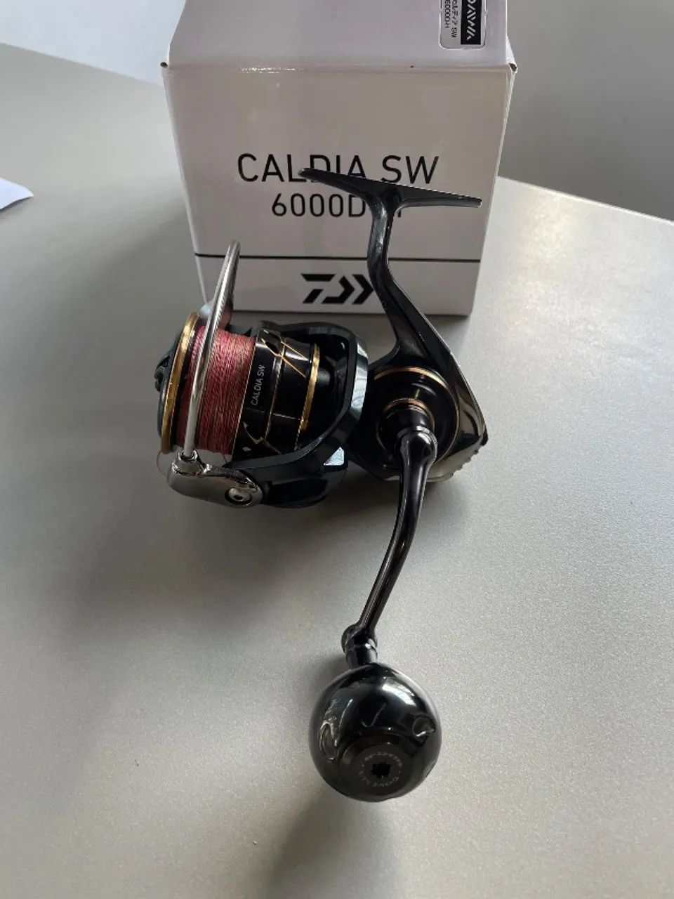 Molinete Daiwa Caldia SW 6000D-H - Foto 2