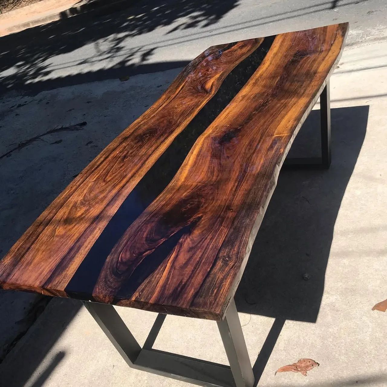 Mesa de madeira macica e resina epoxi Rivertable - Foto 3