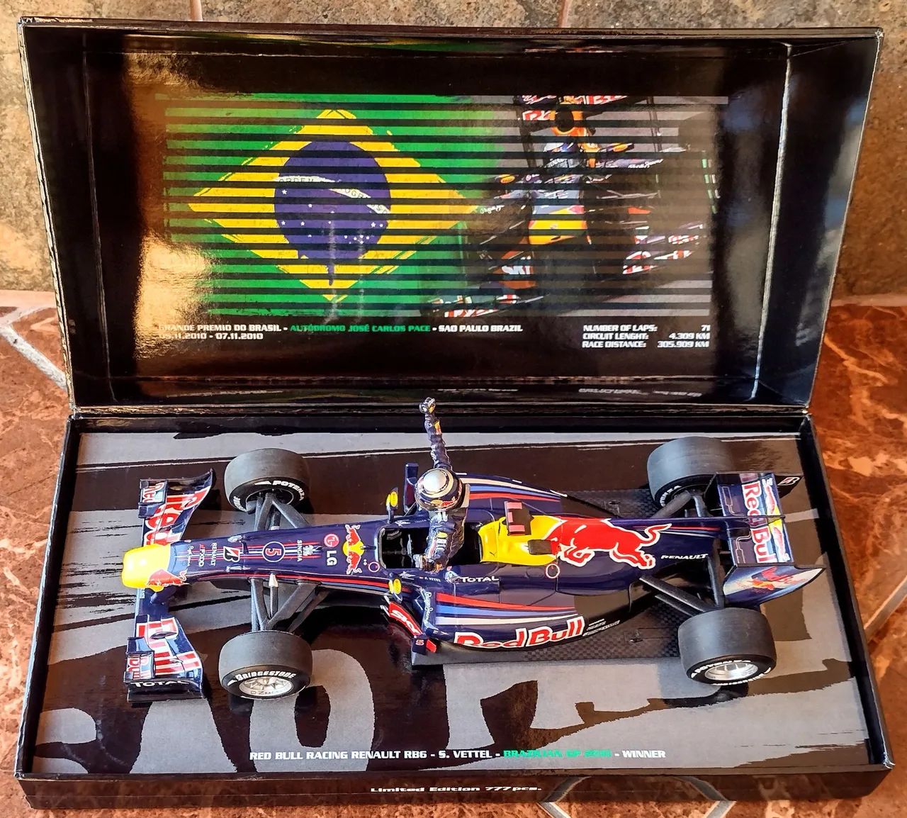 Miniatura Formula 1 Red Bull RB6 Sebastian Vettel Winner Brazil GP