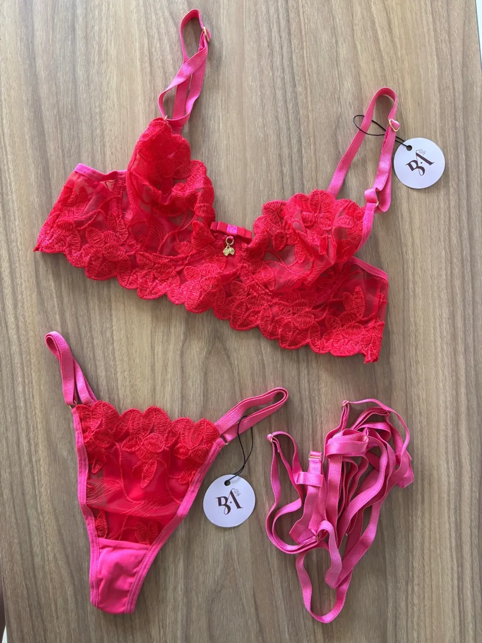 Conjunto de lingerie rosa rendado