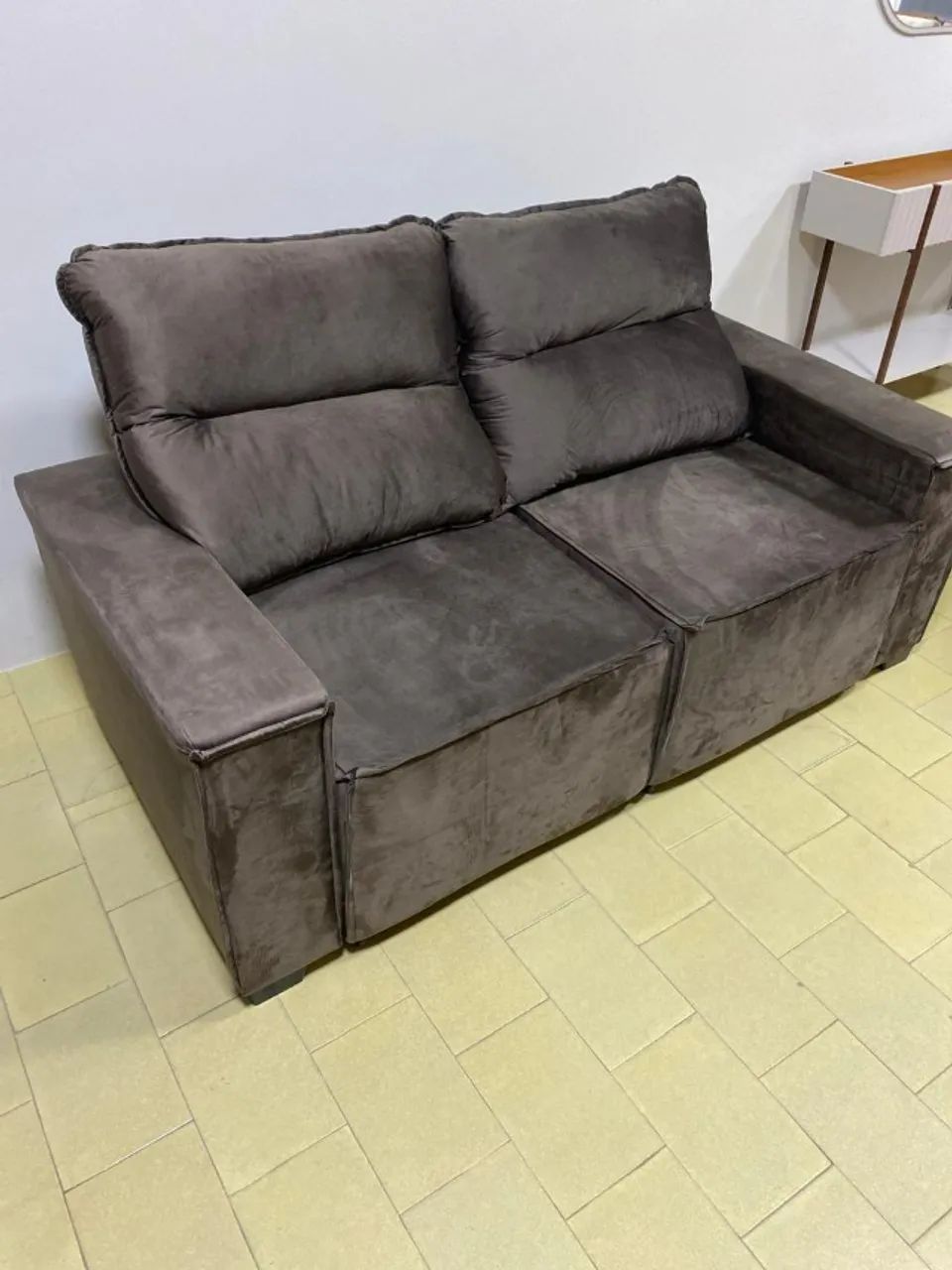 Sofá com 2 lugares, ideal para quem busca conforto e praticidade - Em Promoção 
