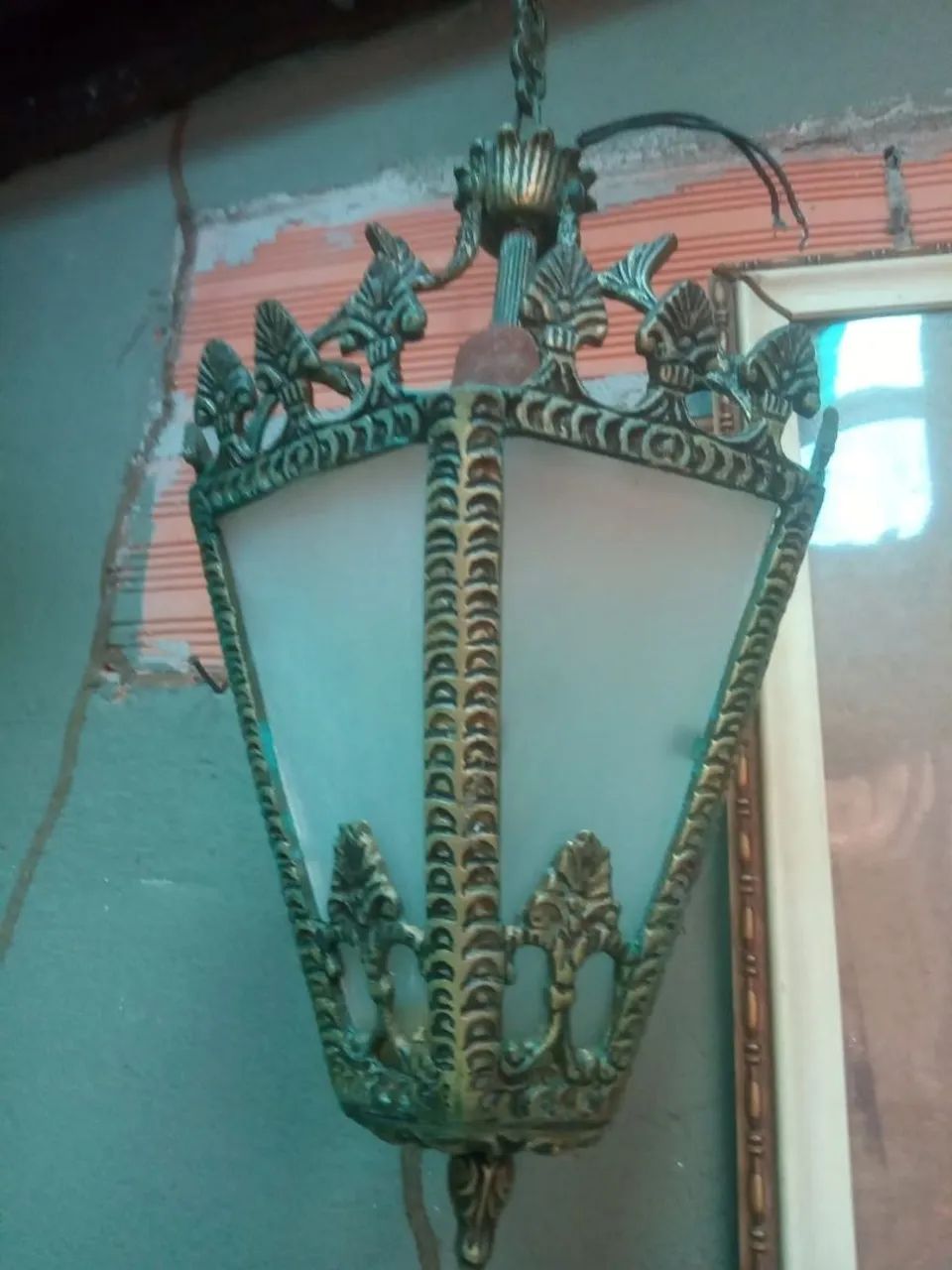 R$400 Lustre Medieval em bronze.