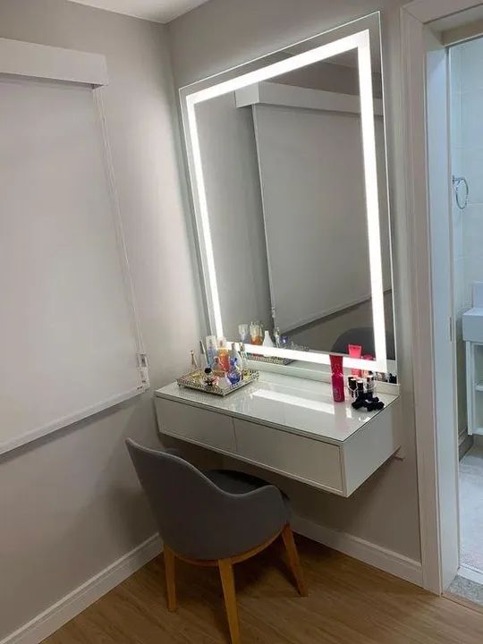 Bancada para maquiagem com espelho iluminado
