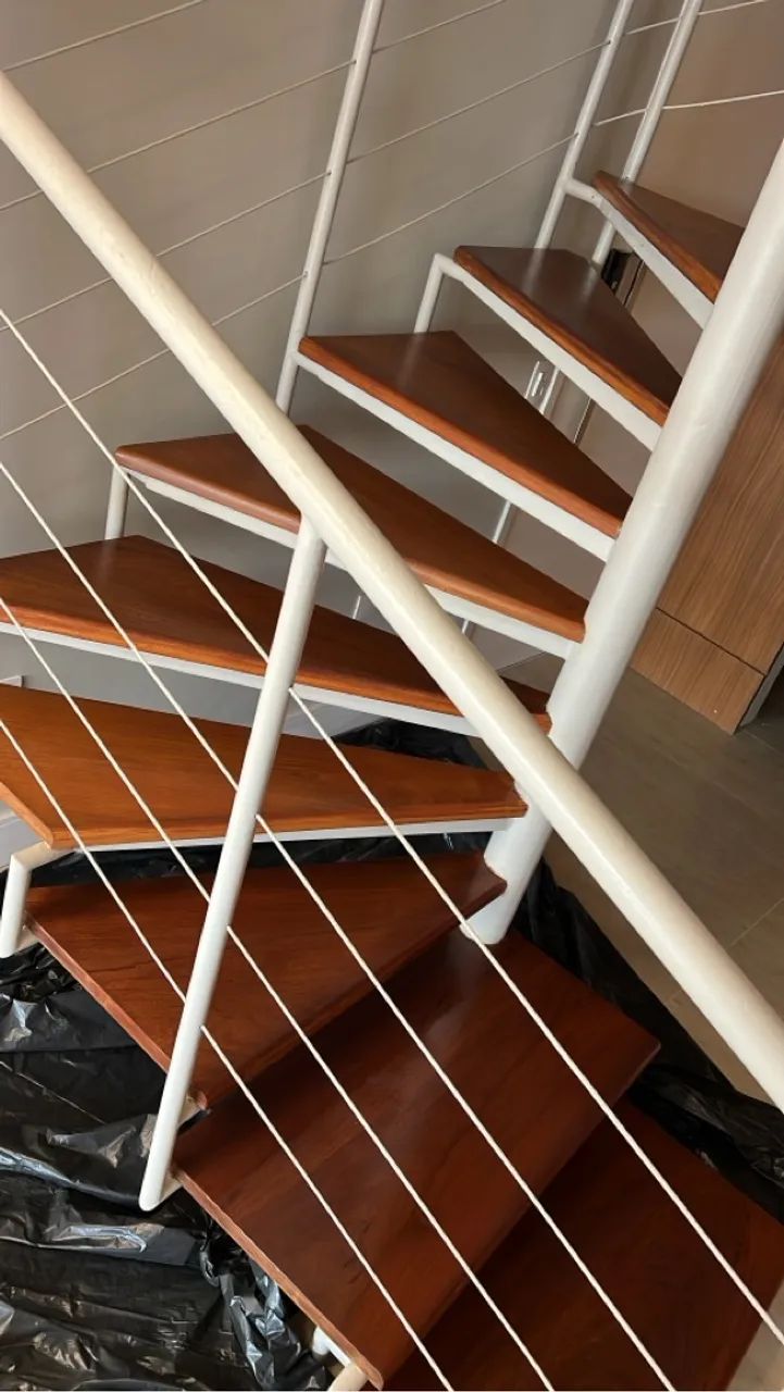 Restauração de escada e pisos de madeira venha fazer seu orçamento.  - Foto 3