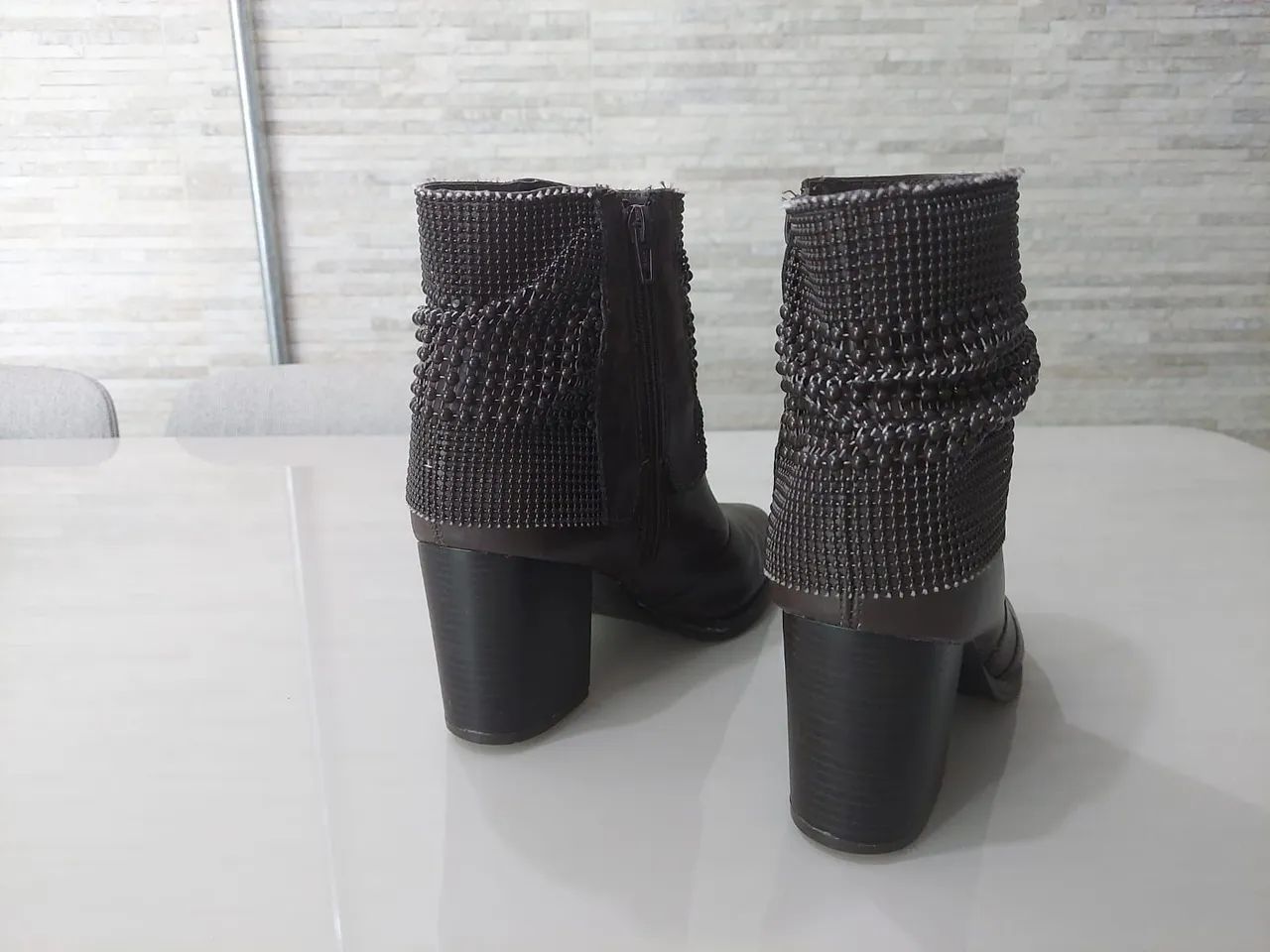 Bota Feminina Marrom com Detalhes - Foto 4