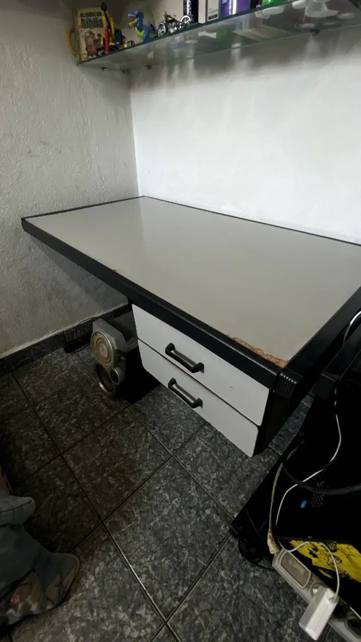 Mesa com gavetas