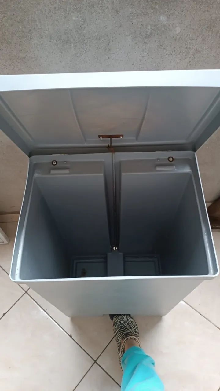 Lixeira plástica com pedal 75L (marca Artplan) - Foto 2