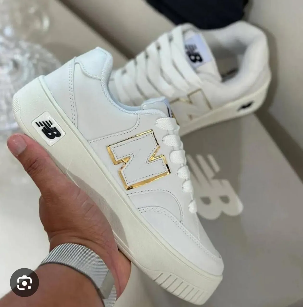Tênis New Balance Branco com Detalhes Dourados