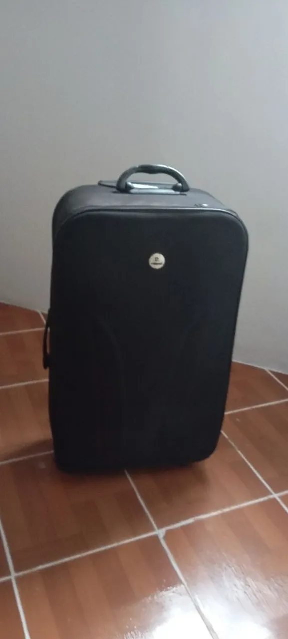 Mala de viagem preta com rodinhas