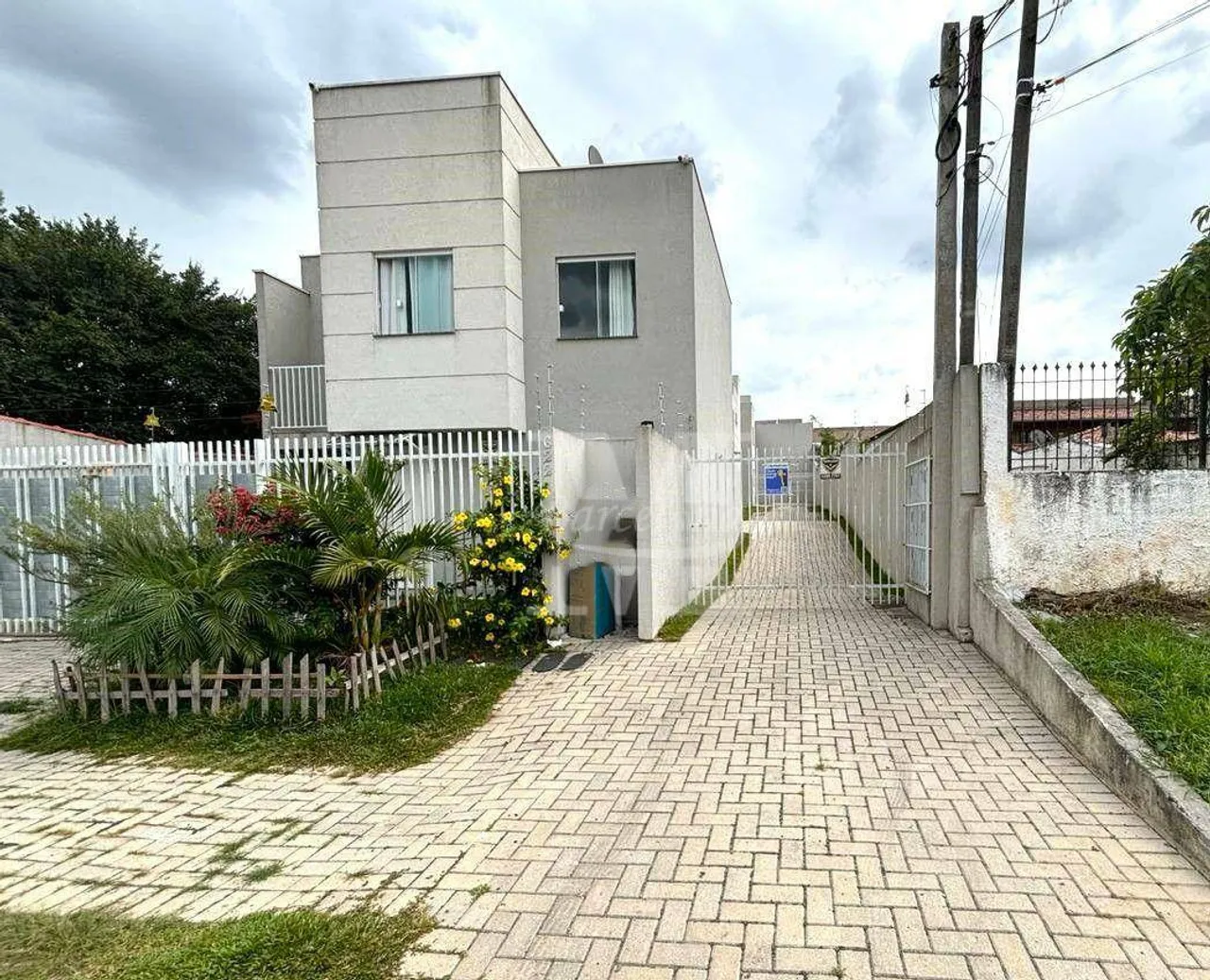 SOBRADO. CONDOMÍNIO FECHADO. SEMI MOBILIADO. SACADA E TERRENO PRIVATIVO.