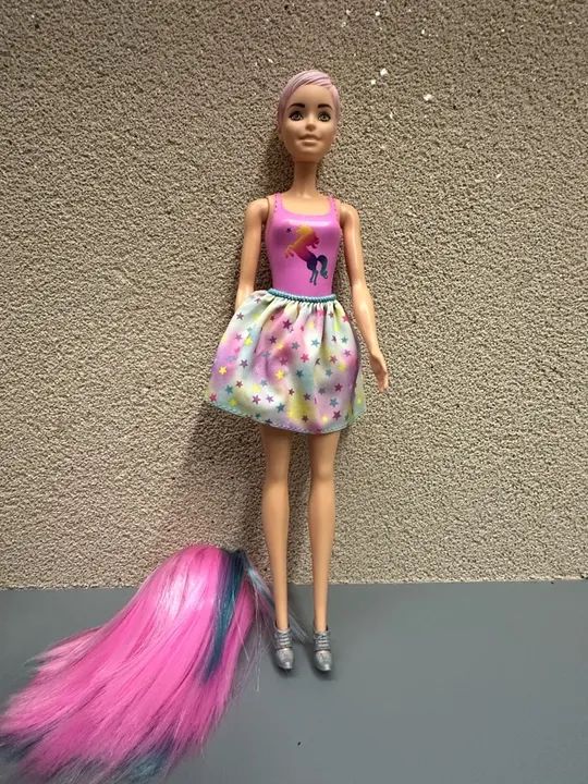 Boneca Barbie Color Reveal Série 1 - Original Mattel Cabelo Rosa e Vestido de Unicórnio - Foto 4