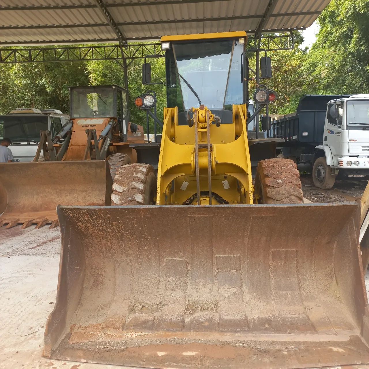 Vendo carregadeira cem ano 2011 com 7 mil h  - Foto 2