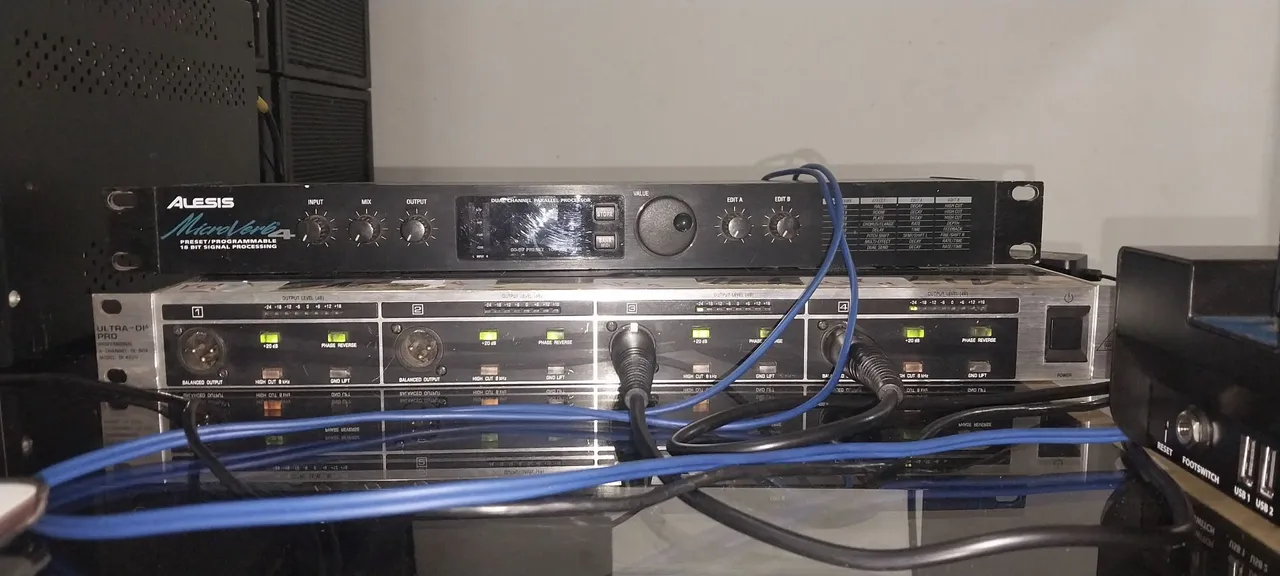 Processador de Efeitos Alesis Microverb 4 e Behringer Ultra-DI PRO