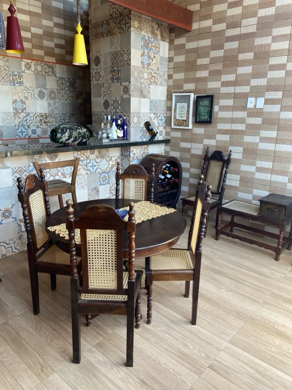 Conjunto de mesa redonda e 4 cadeiras de madeira