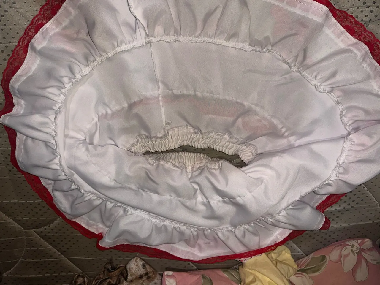 Saia Vermelha com Detalhes em Renda