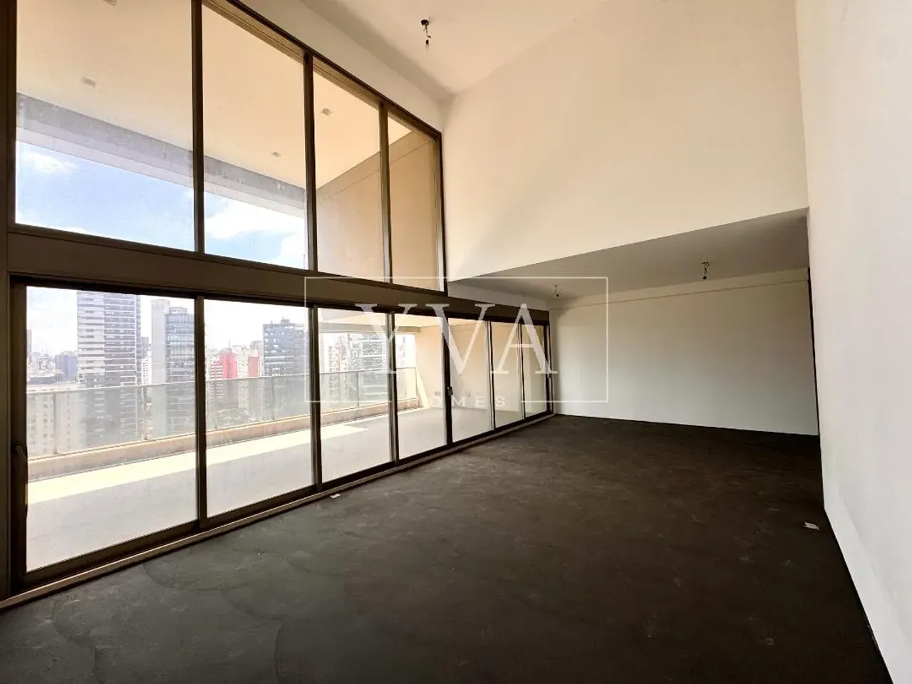 Apartamento em um dos condomínios mais luxuosos na região da Faria Lima com pé direito dup