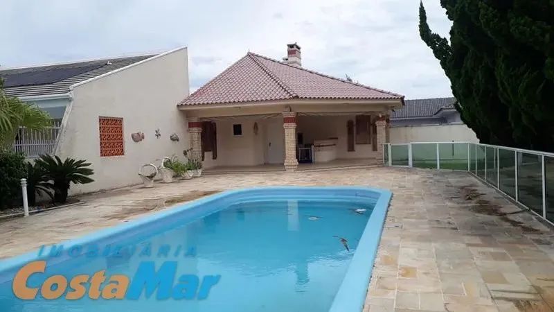 Belíssima residência com piscina, próxima a praia. Venha conferir! - Foto 4