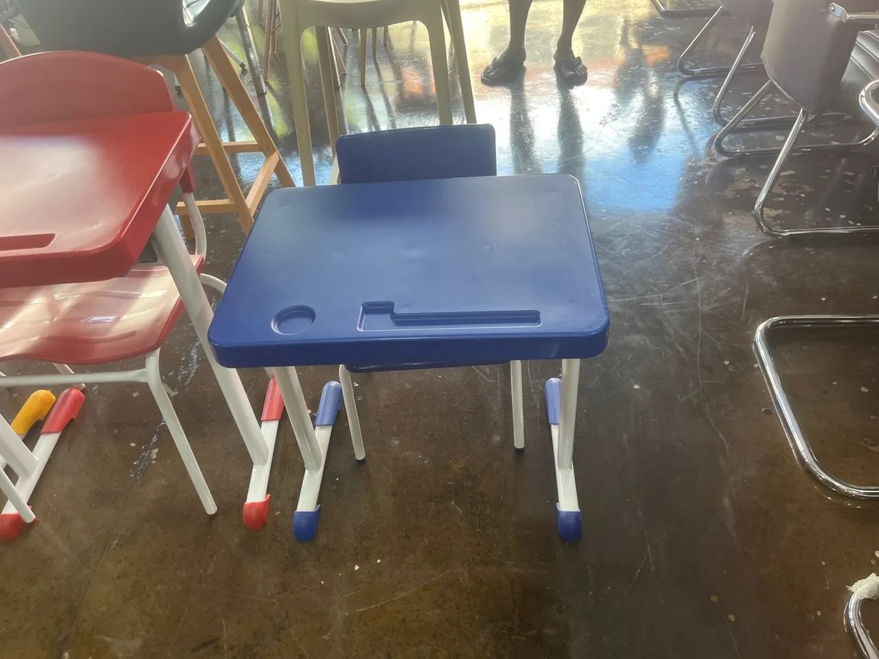 Conjunto mesa e cadeira escolar novo  - Foto 3