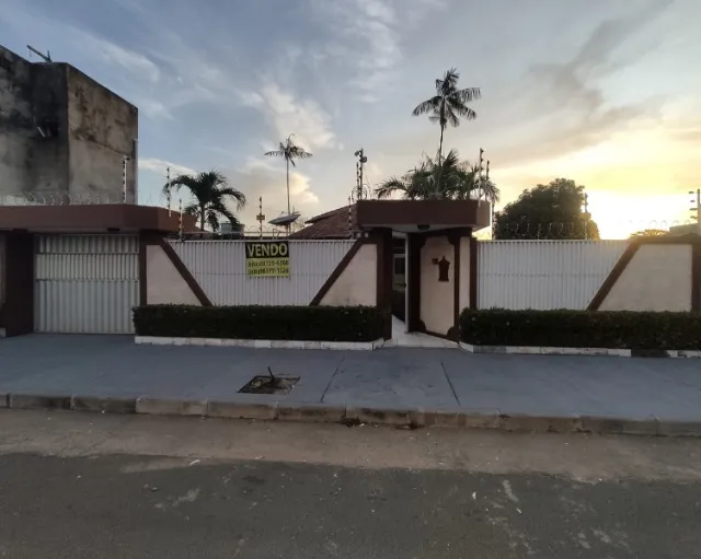 Casa Ampla com Piscina no Pricumã