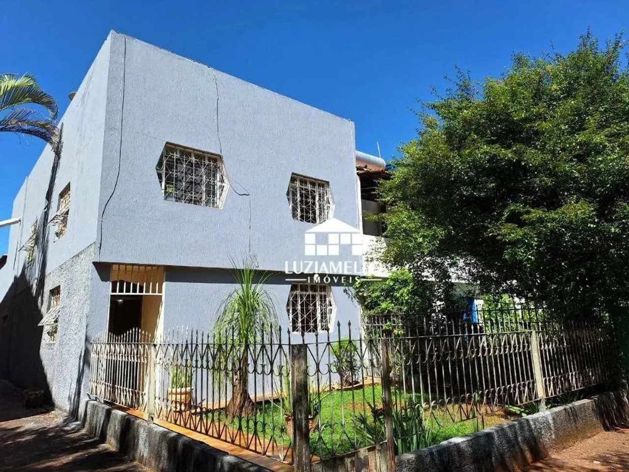 SHIGS 707, casa de esquina, dois pavimentos, excelente localização, cercada de muito verde