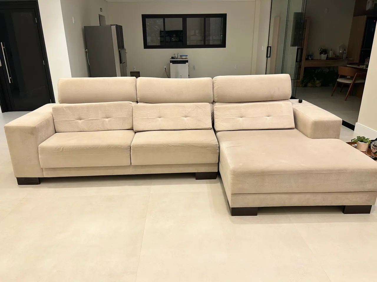 Sofá de canto bege com chaise