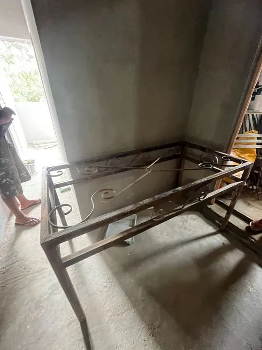 Mesa de metal para jardim ou varanda antiga 