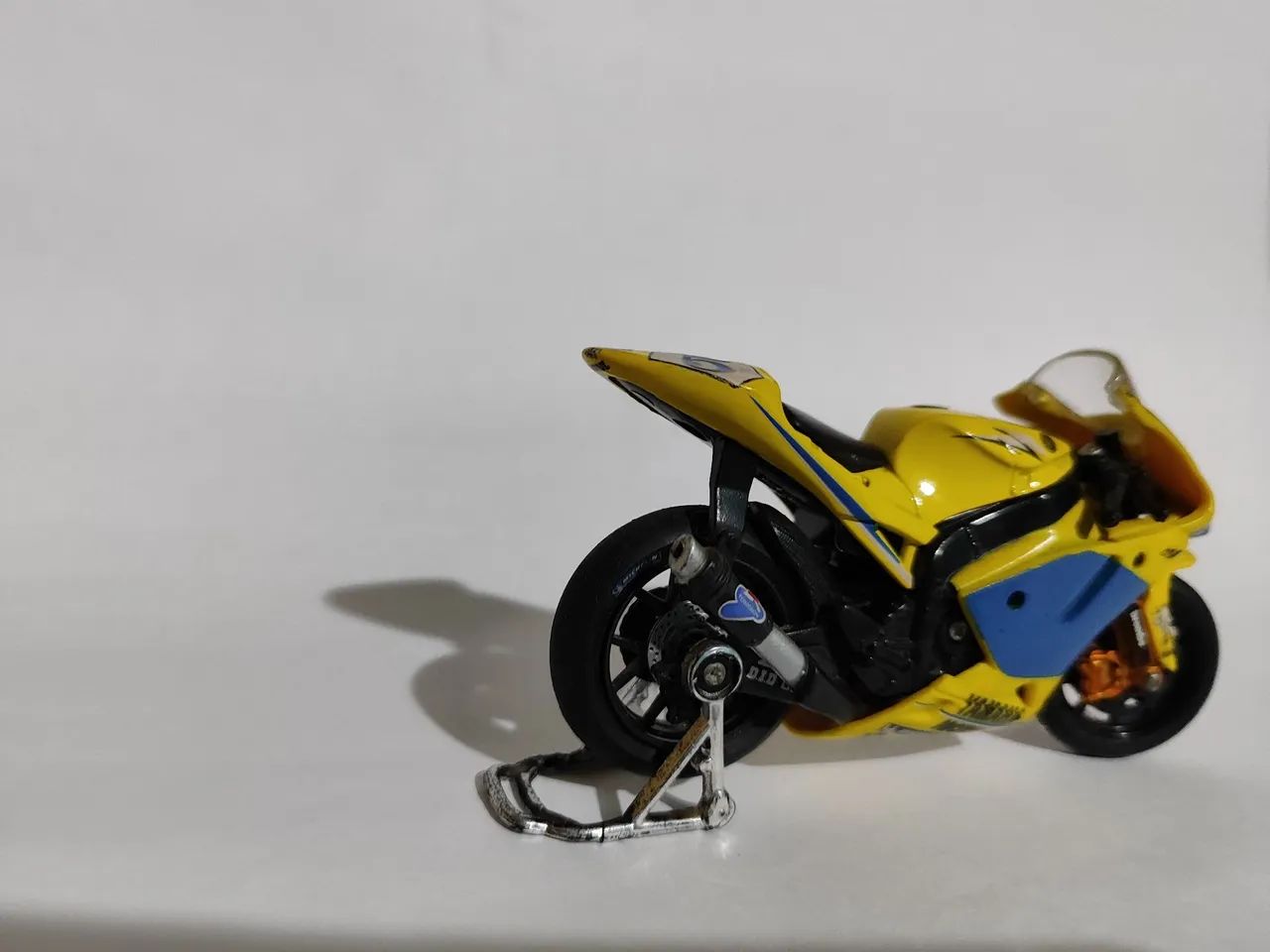 Miniatura Moto Yamaha YZR-M1 MotoGP 2006 - Colecionável - Foto 4