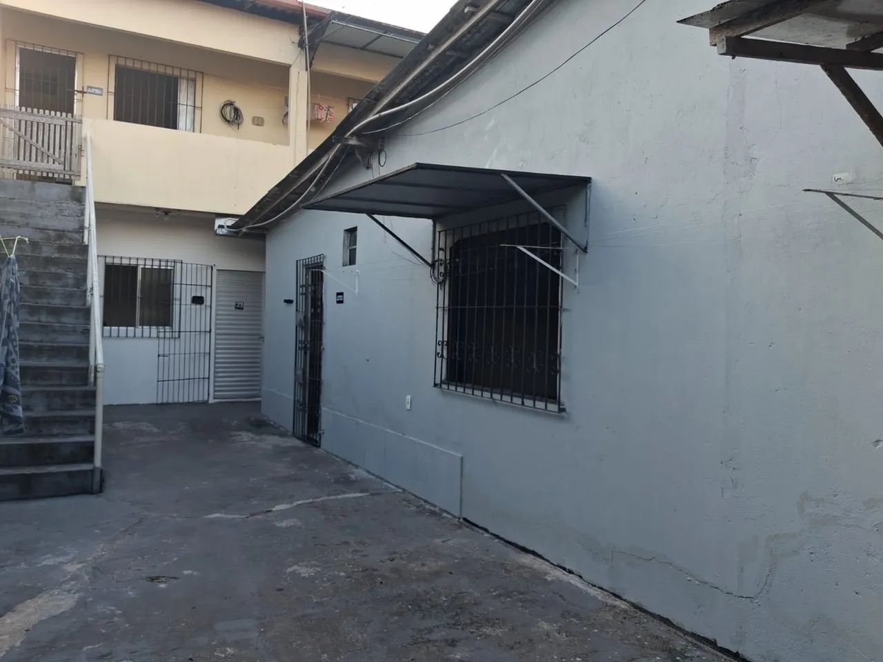 Aluguel de uma kit net com um quarto cozinha banheiro e área de serviço 