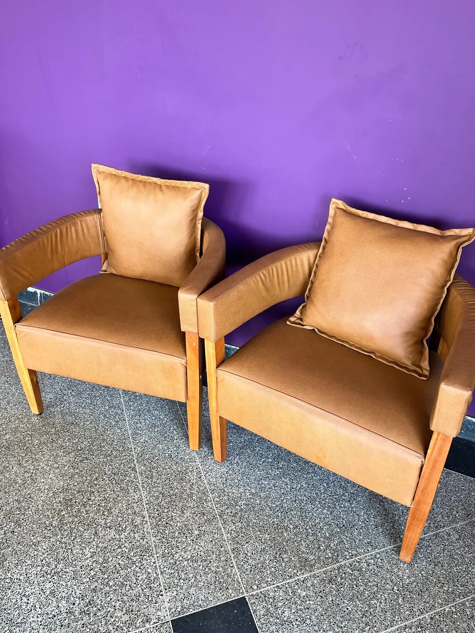Conjunto de Poltronas + mesa maior. - Foto 2