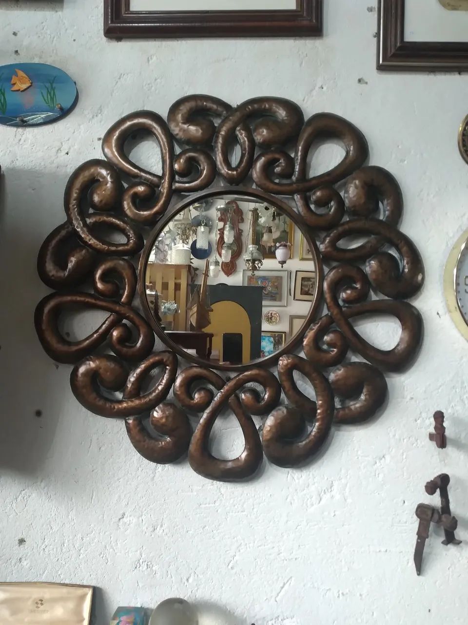 Espelho redondo em Bronze Batido.