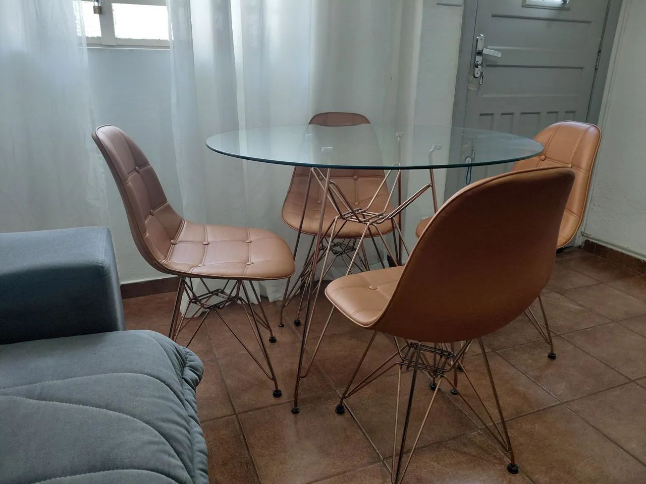 Mesa Eames com tampo de vidro 100 cm + 4 cadeiras estofadas Eiffel Botonê - Marrom - Foto 4