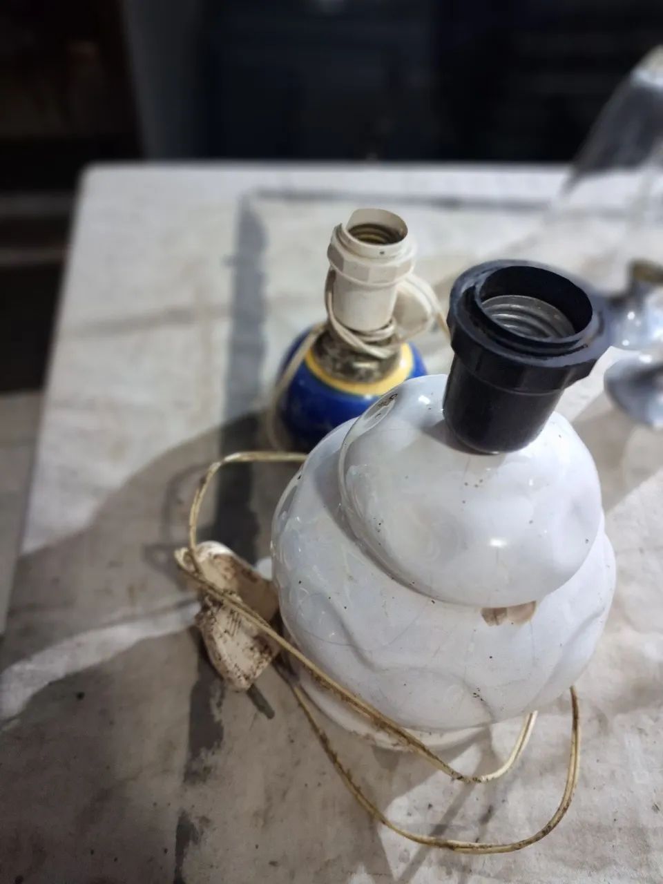 2 base de abaju de louça  antigo  - Foto 4