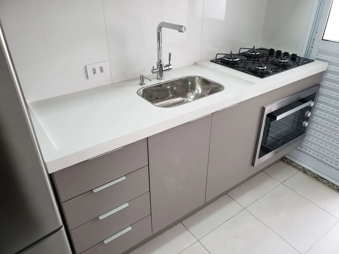 Bancada em quartzo pra cozinha. 