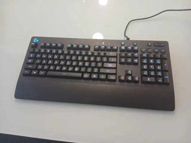 Teclado Logitech G213