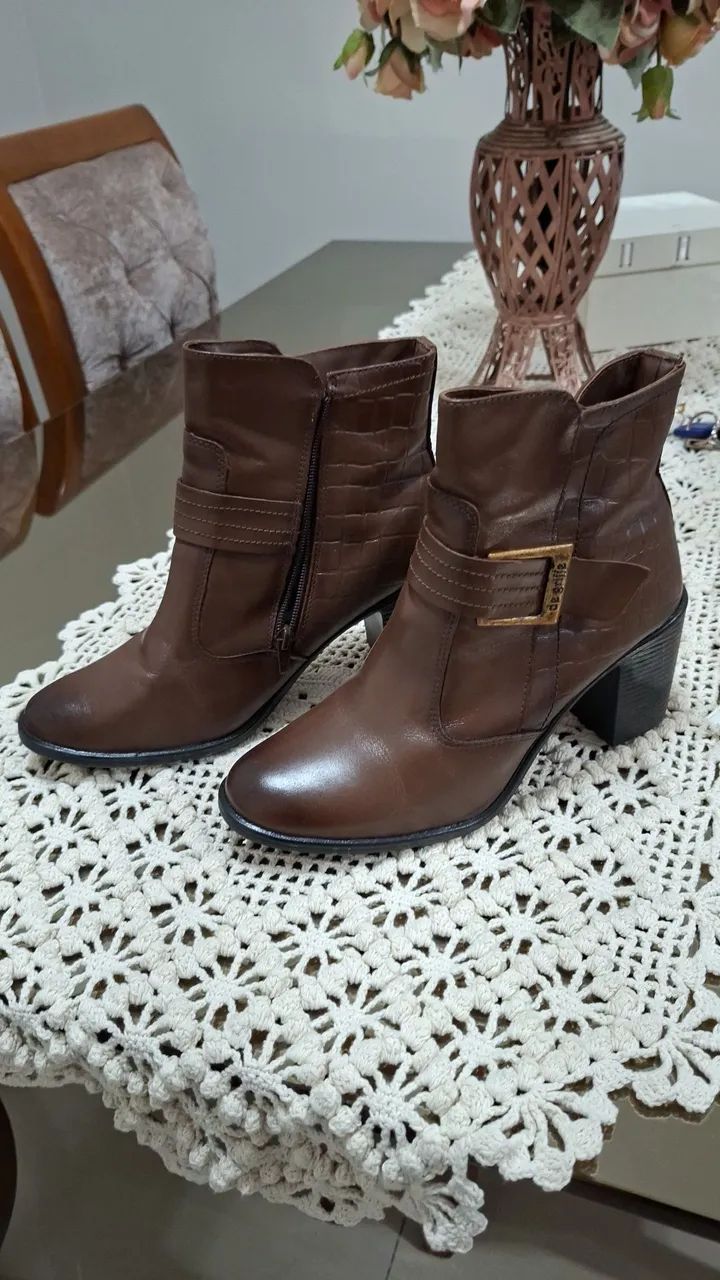 Bota de couro feminina - Foto 3