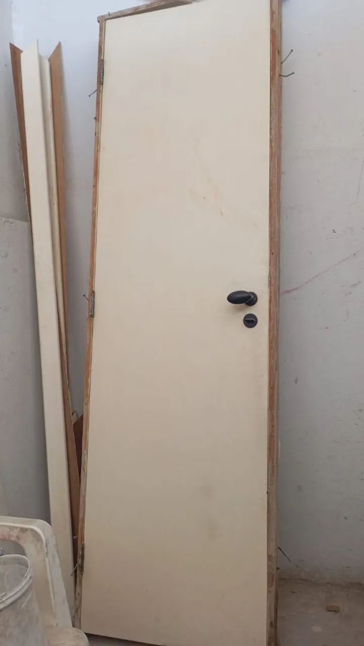 Door with frame and lock with key R$250