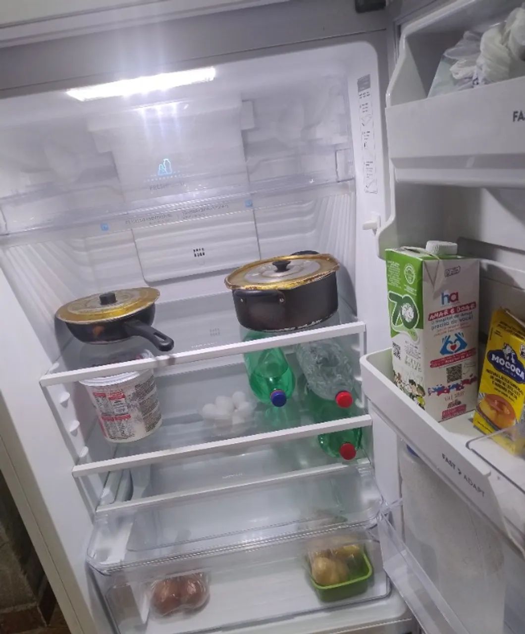Vende se geladeira com defeito 