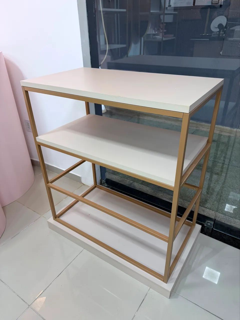 Mesa modelo aparador ou vitrine 