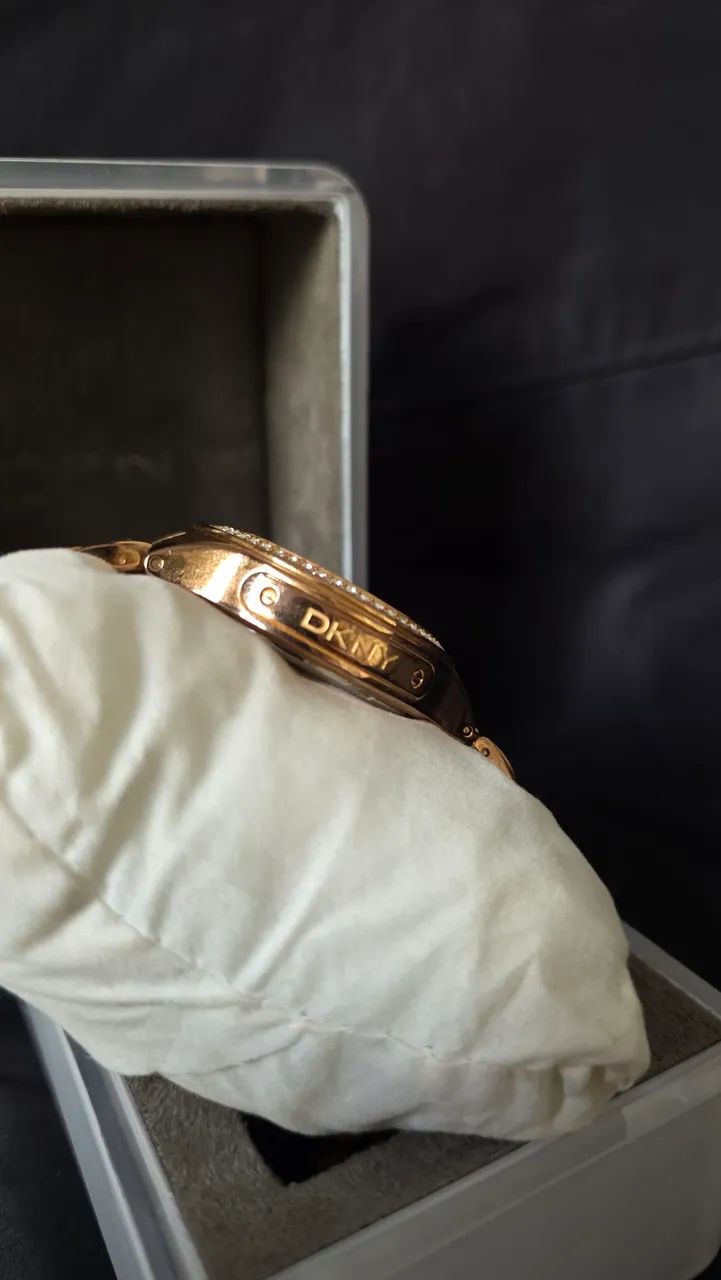 Relógio DKNY Feminino Dourado com Cristais - Foto 2