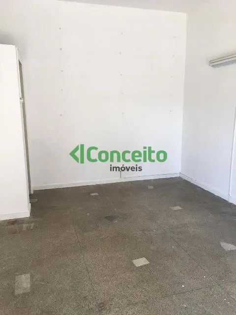 LOJA COM +/- 35 M² DE ÁREA, PISO EM GRANILITE E UM BANHEIRO. - Foto 4