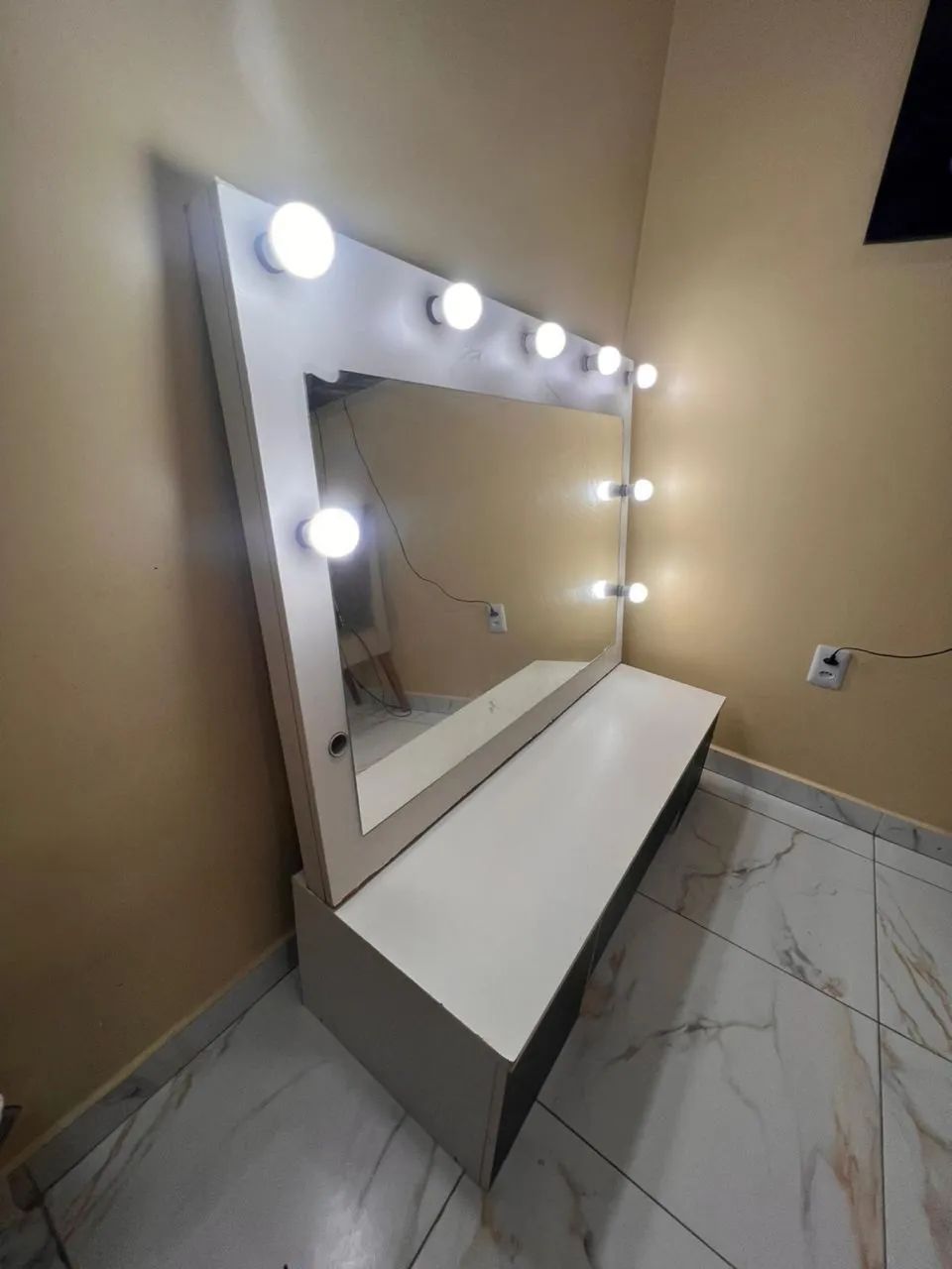 Vendo penteadeira com 8 lâmpadas 3 gavetas  - Foto 3