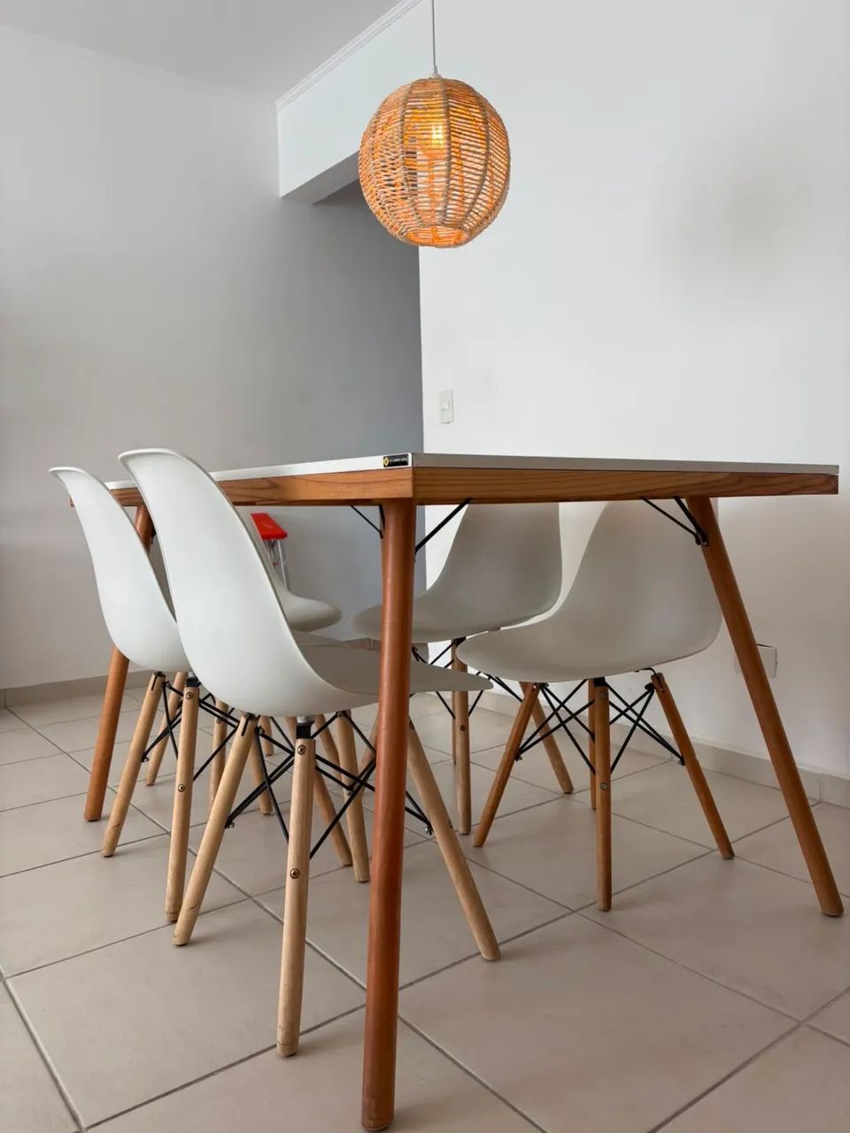 Mesa madeira tampo banco com 6 cadeiras eames
