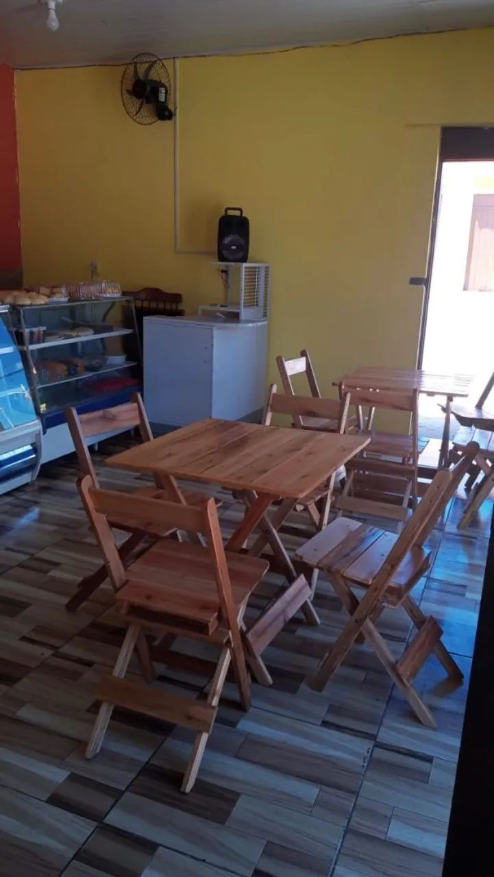 Mesa e cadeira dobrável de madeira