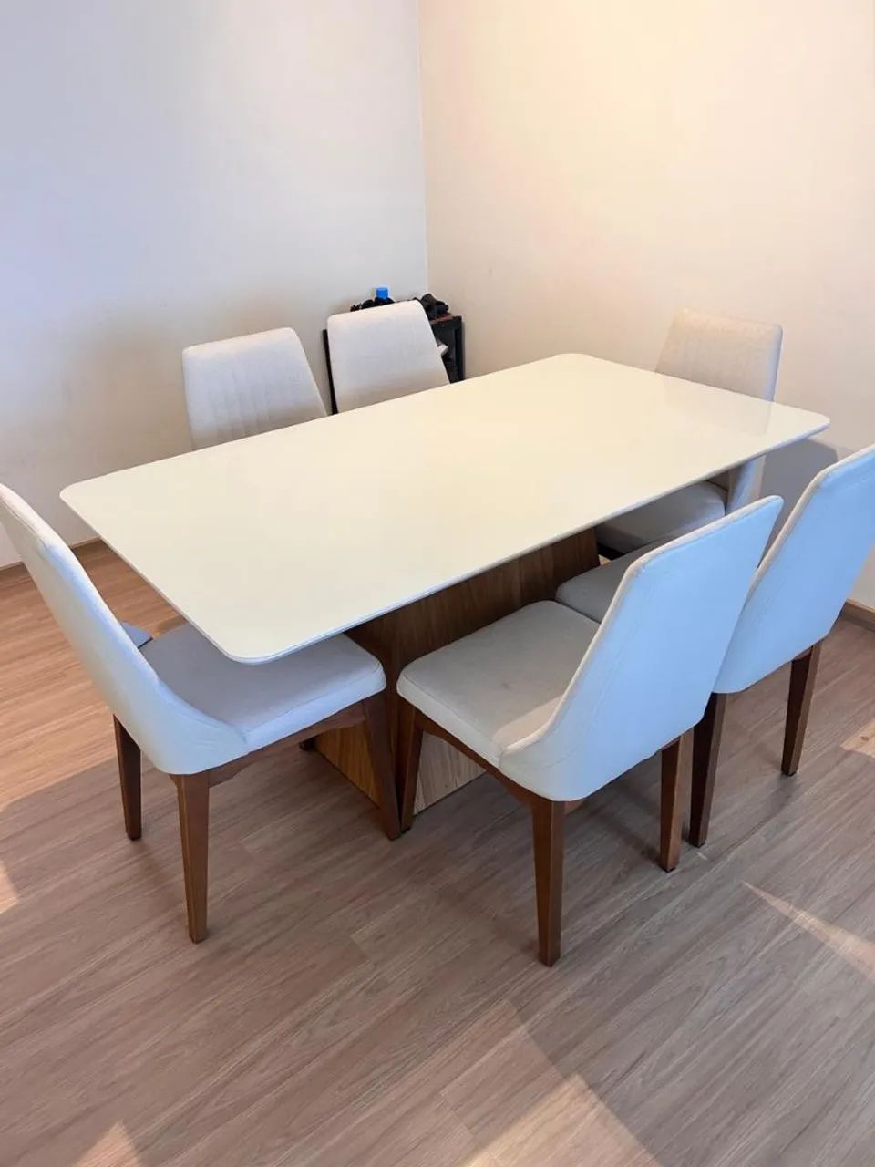 Mesa em laca com 6 cadeiras