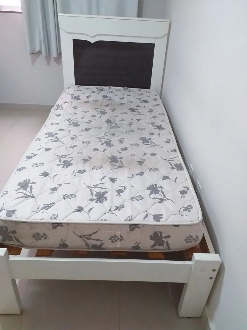 Cama de solteiro em mdf com colchão .